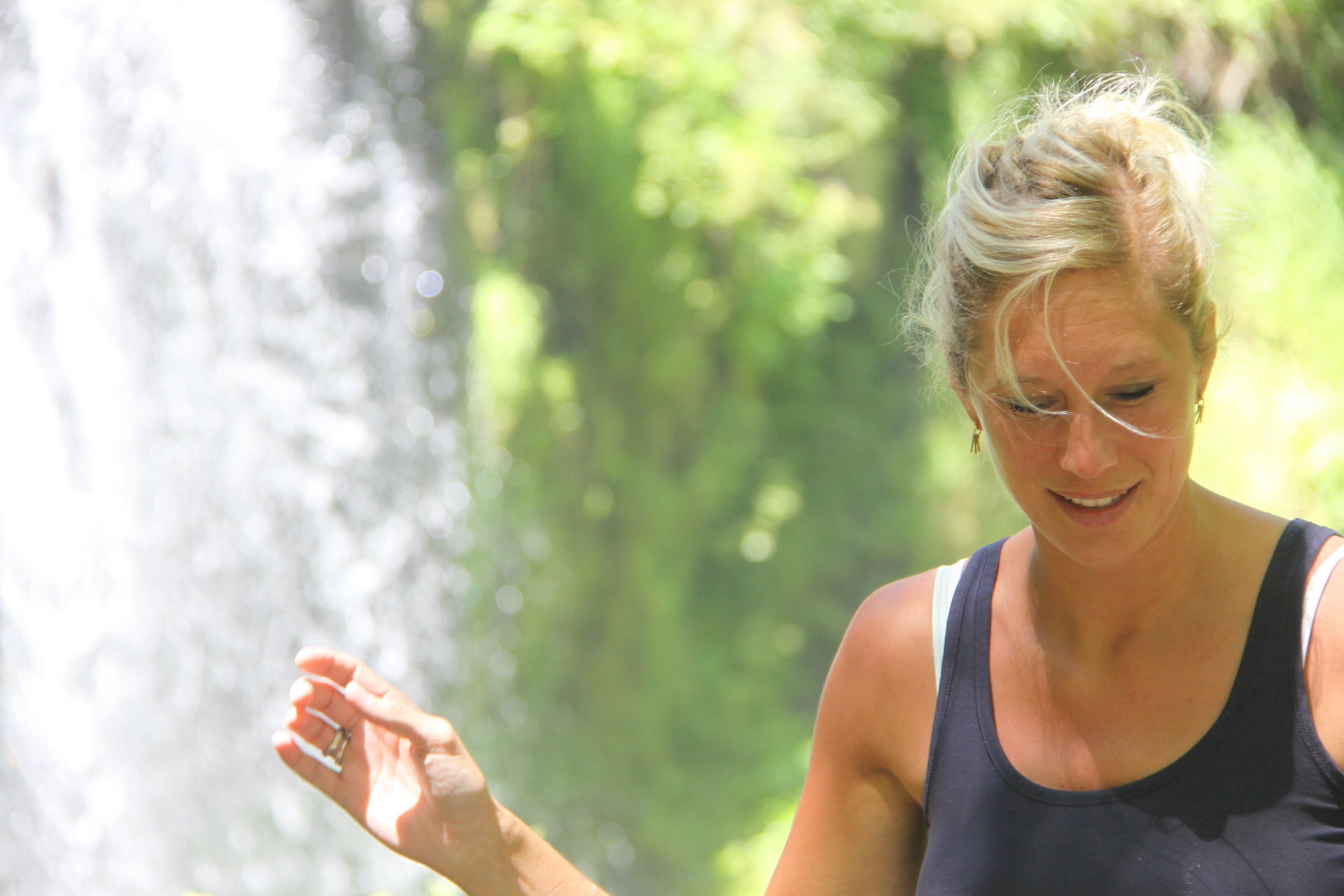 Elisabeth bij een waterval, in zacht natuurlijk licht