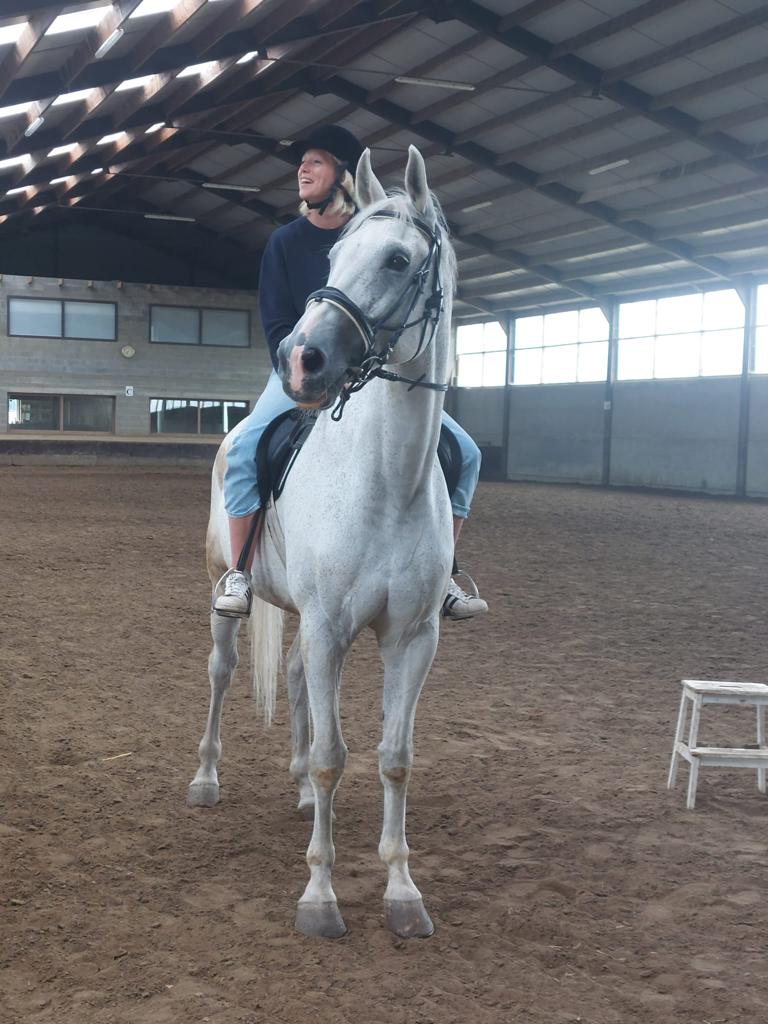 Elisabeth te paard op Clinton in de binnenpiste